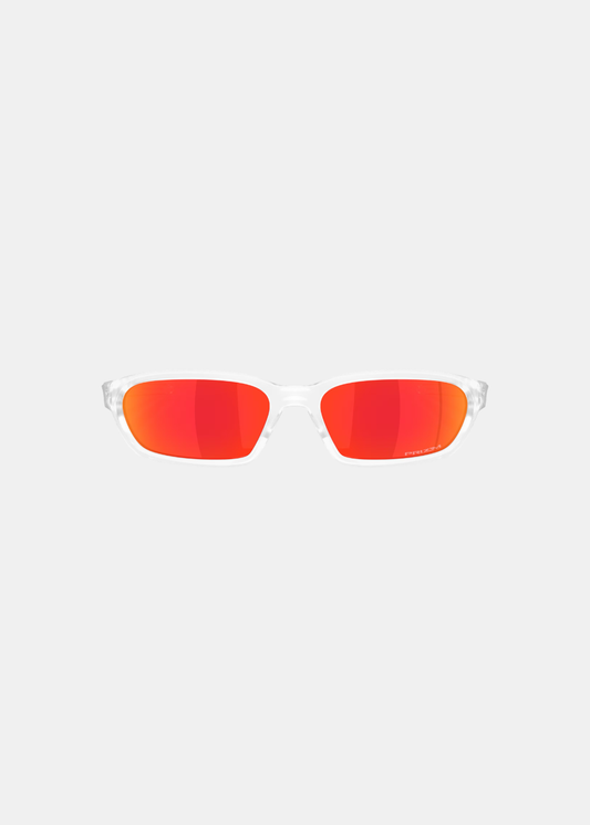 Packshot de face des lunettes Oakley Terraforma Translucide, illustrant la découpe rectangulaire et galbée de sa structure cristalline associée au reflet chaud et vibrant de ses verres miroirs Prizm