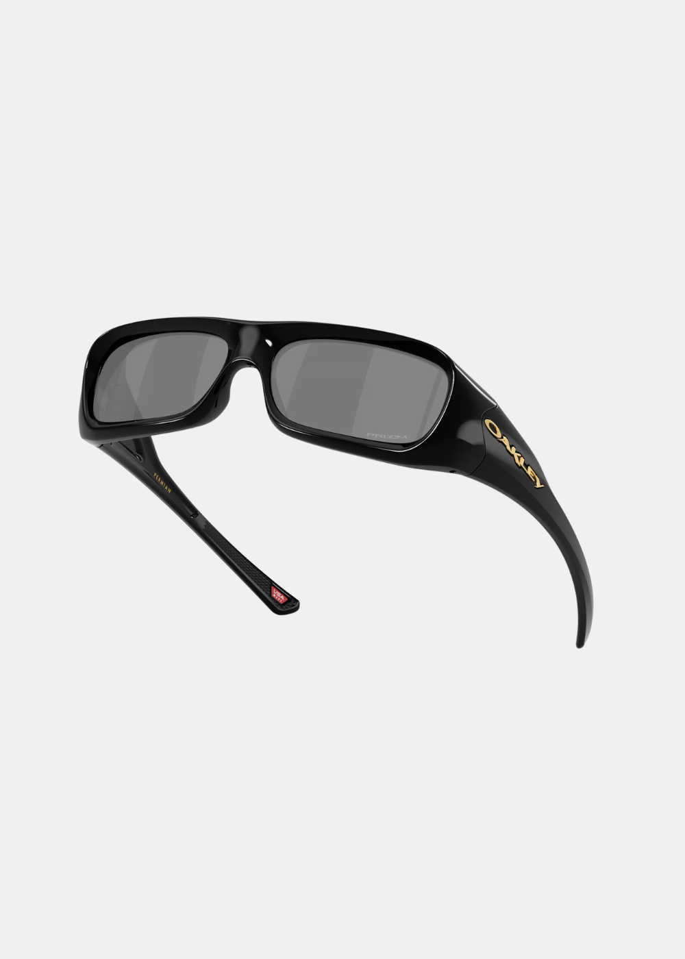 Vue en contre-plongée des lunettes de soleil Oakley Permian noires aux branches incurvées