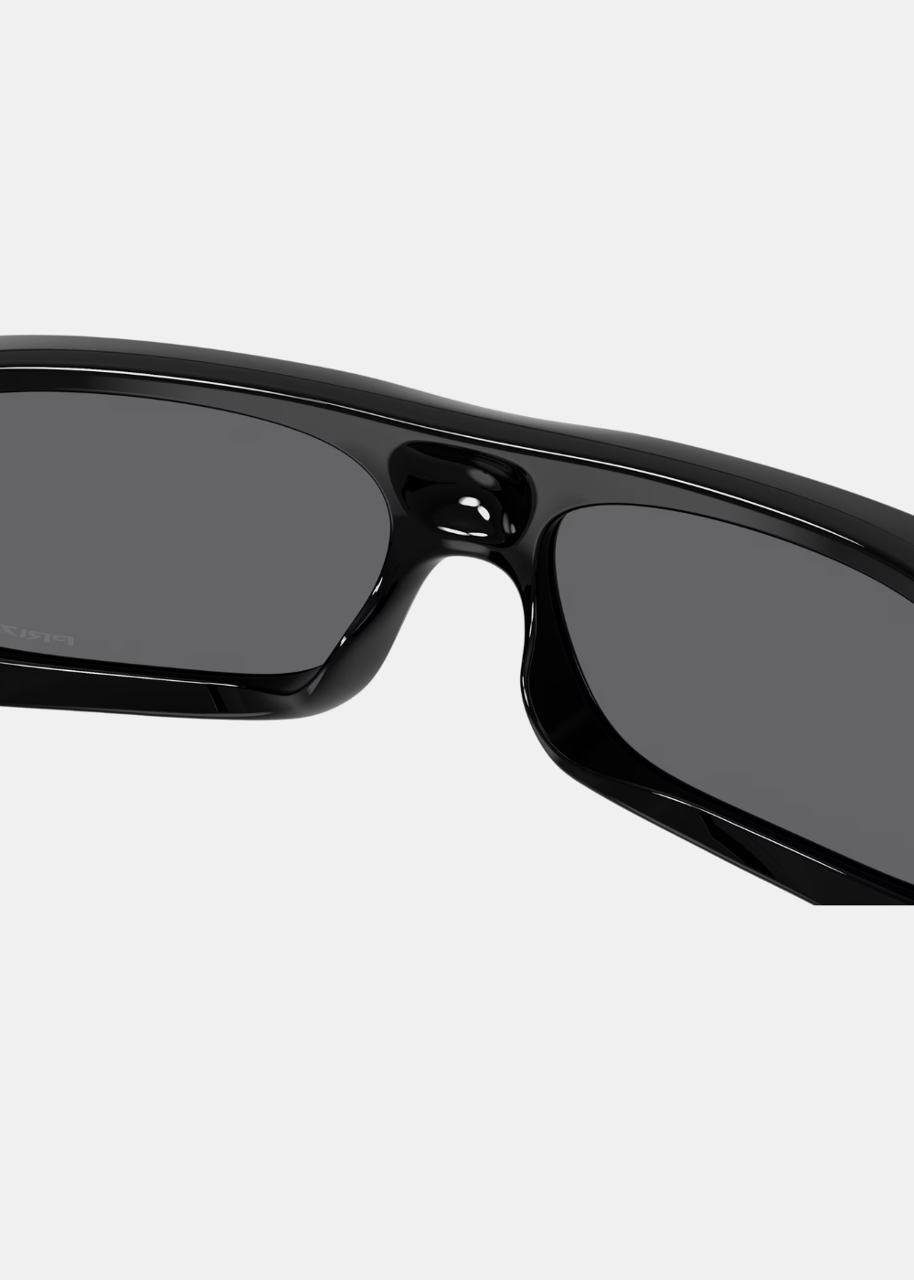 Gros plan sur le pont nez et la finition noire brillante des lunettes de soleil Oakley Permian