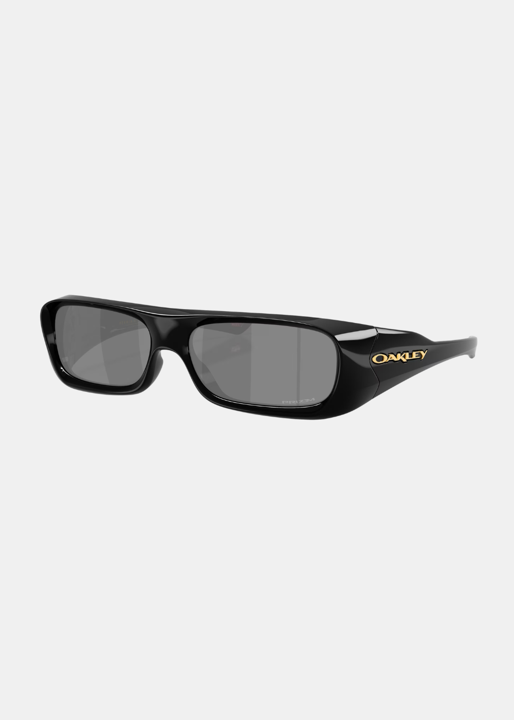 Vue de trois-quarts des lunettes de soleil Oakley Permian noires avec verres Prizm Black et logo doré