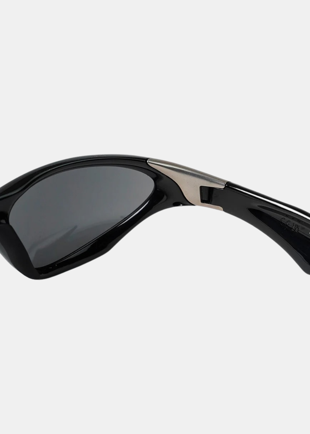 Profil droit des lunettes de soleil enveloppantes Oakley MUZM Scar noires sur fond gris clair