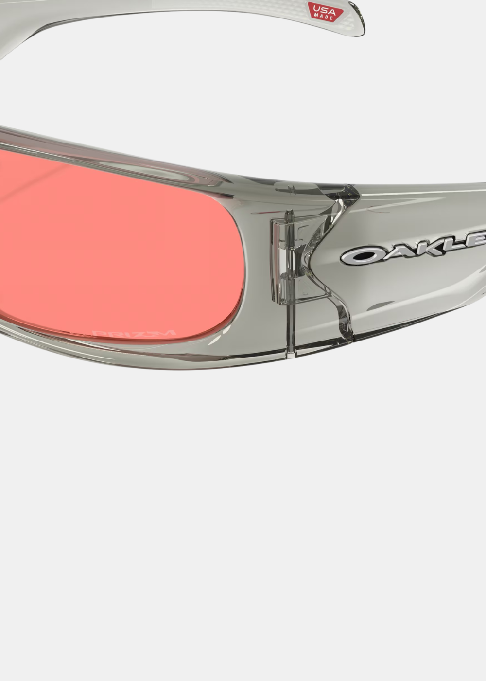 Zoom sur la charnière et le logo Oakley noir sur la branche des lunettes Highland gris transparent.