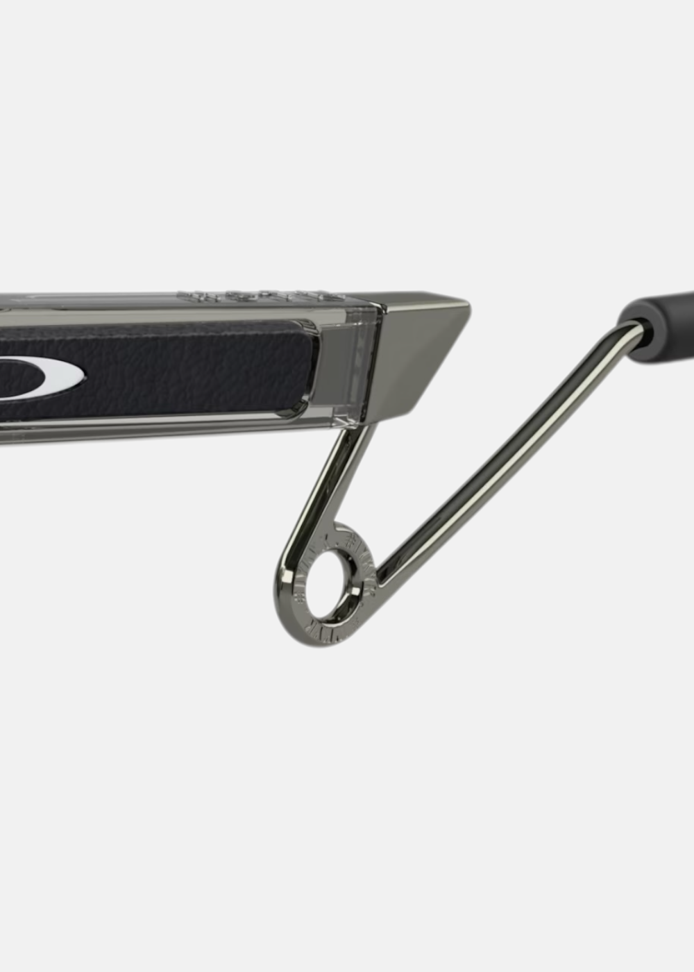 Gros plan sur la charnière et la branche métallique sculptée rappelant l'univers d'un studio d'enregistrement.