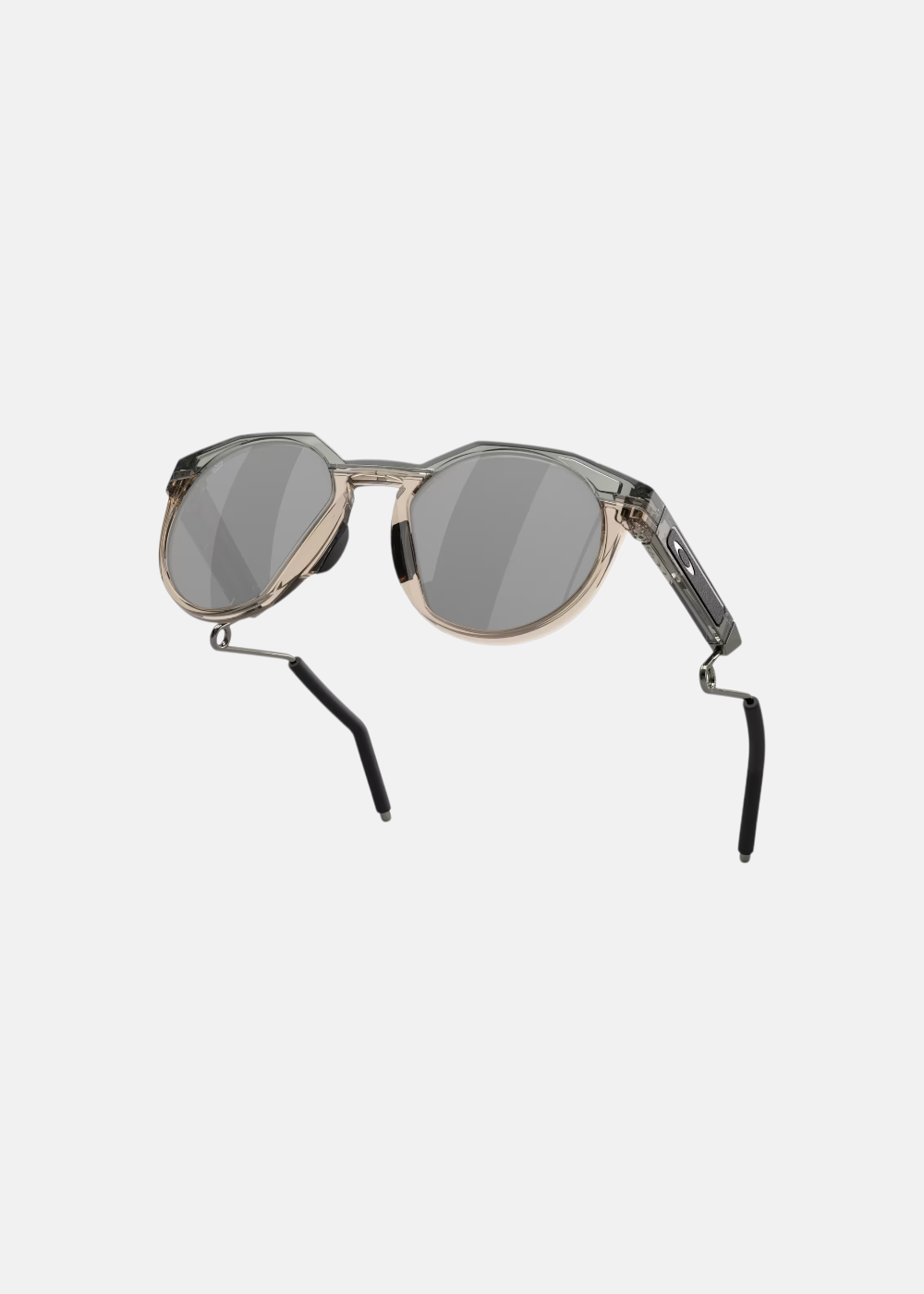 Vue en contre-plongée des lunettes Oakley montrant le design unique des branches et les plaquettes de nez.