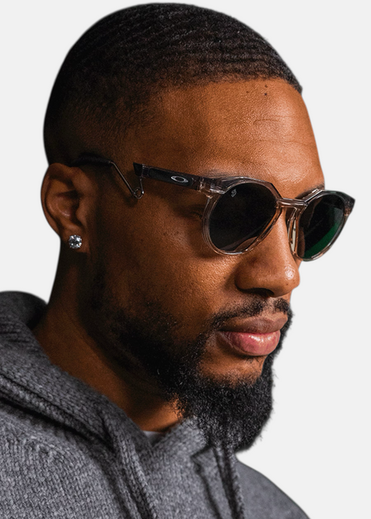 Gros plan sur Damian Lillard portant les lunettes Oakley HSTN Metal Damian Lillard, vue de trois quarts.