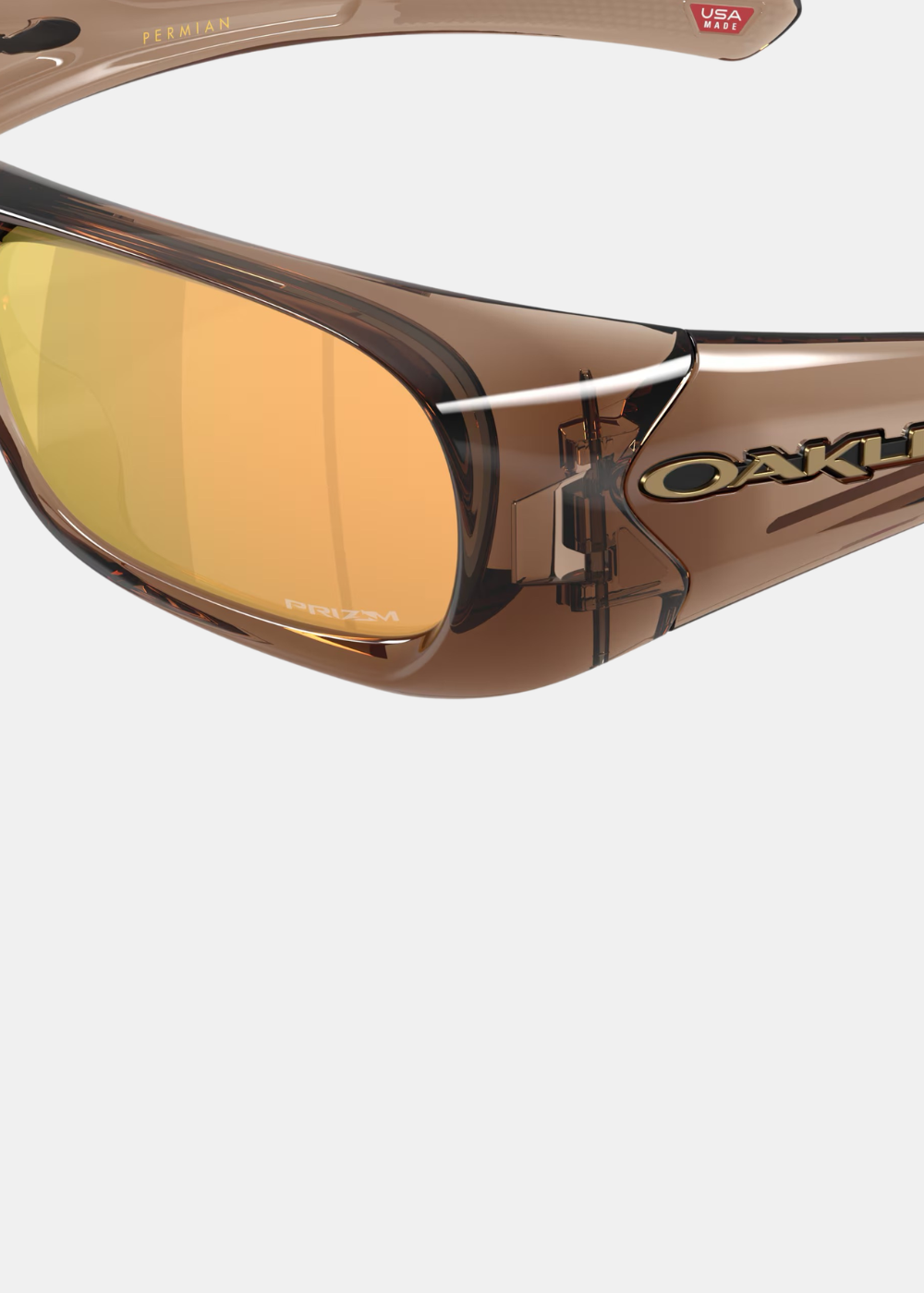 Gros plan sur la charnière et la branche des lunettes Oakley Permian avec le logo Oakley doré et le verre Prizm