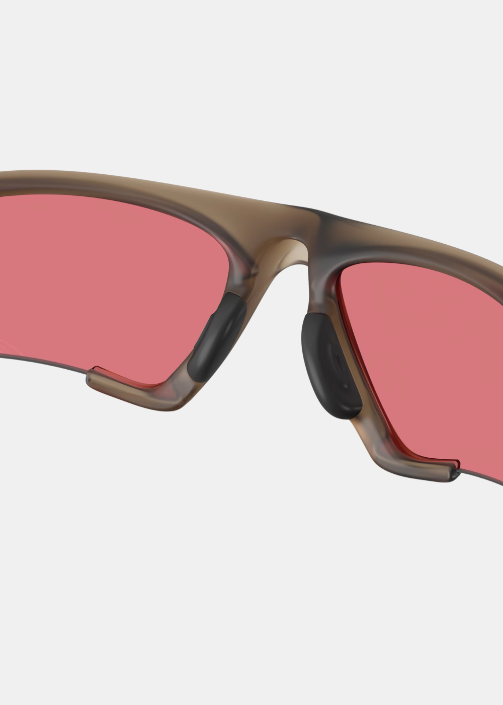 Gros plan sur le pont de nez et les plaquettes noires des lunettes de soleil Suture Jacket