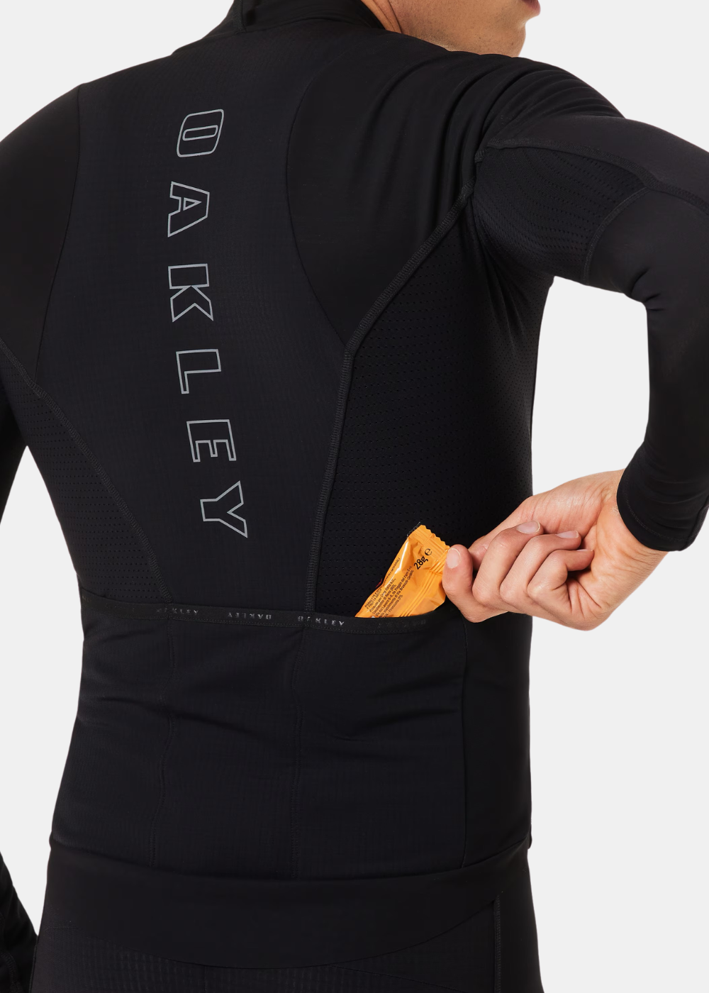 Gros plan sur les poches arrières et le logo Oakley réfléchissant du maillot cycliste thermique homme