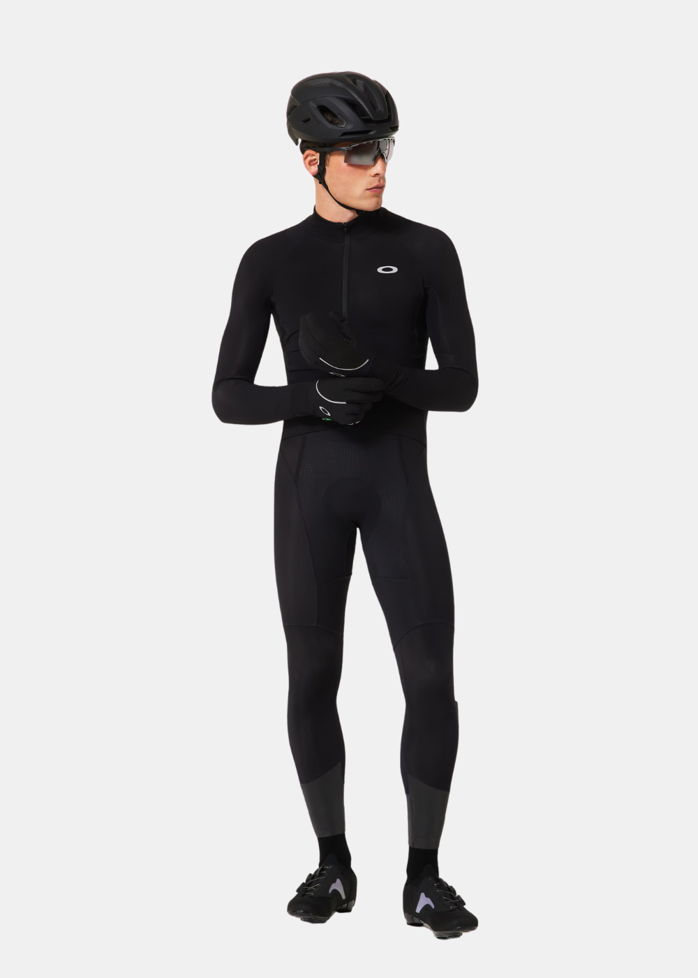 Maillot cycliste thermique homme Oakley Endurance Pro Thermal noir porté debout avec tenue de vélo complète
