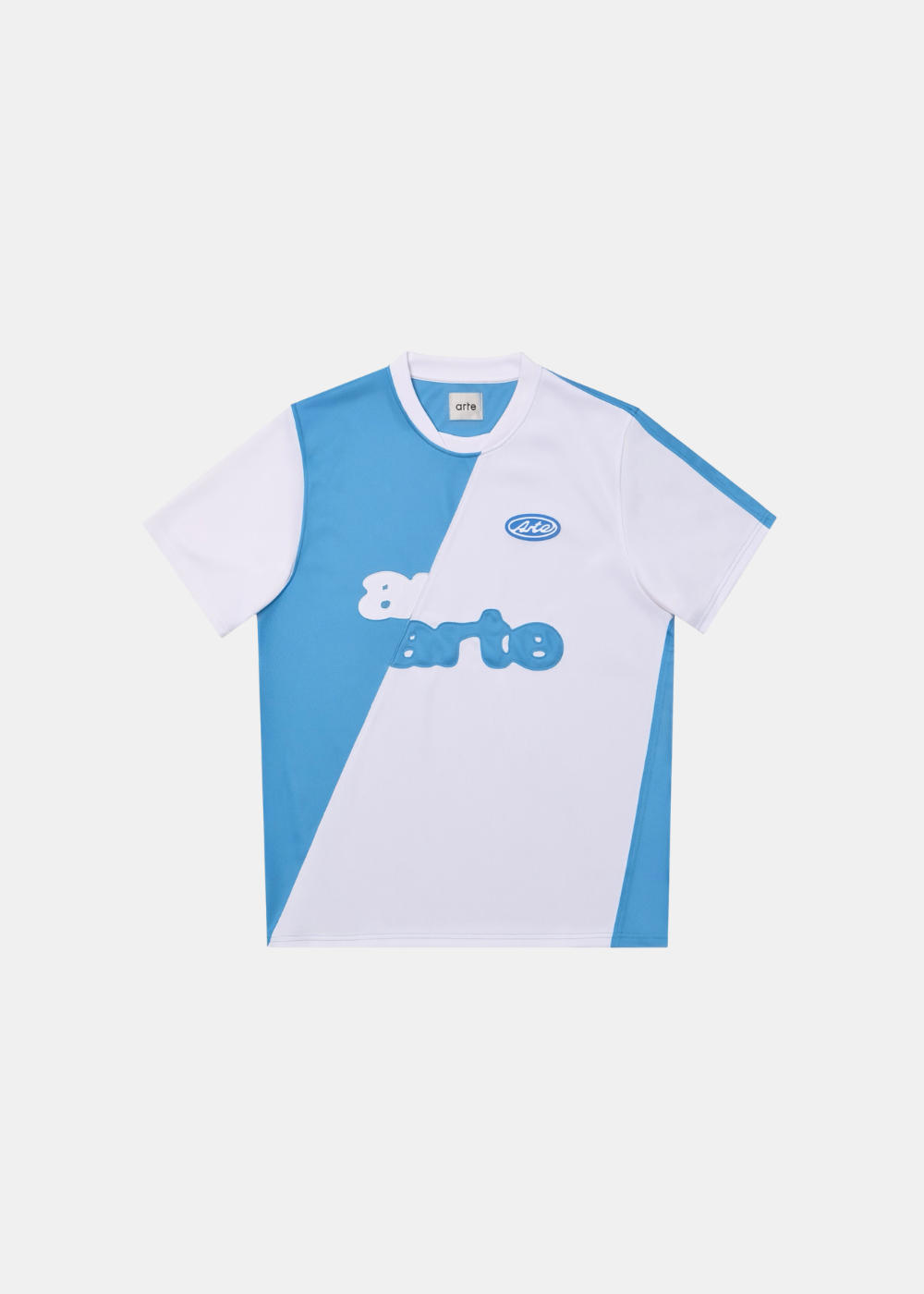Maillot Homme Arte Antwerp style football blanc et bleu avec logos sérigraphiés sur la poitrine, vue de face.
