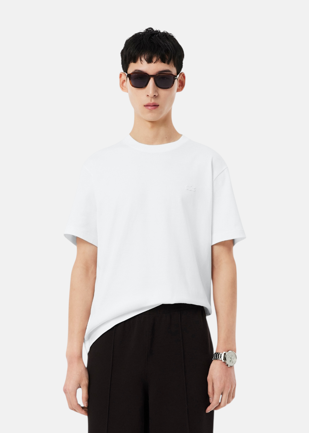 photo du mannequin de face portant le T-shirt Homme Lacoste Blanc avec Logo Imprimé au Dos | Purple Store

