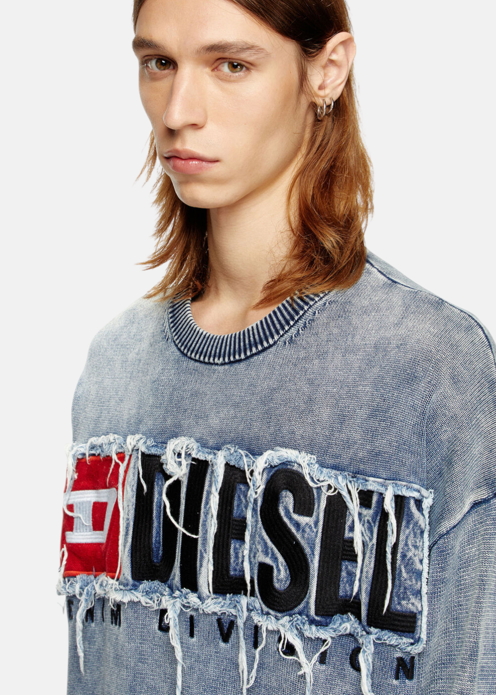 vue et révélation des détails de la matière du Pull diesel effet denim déstructuré