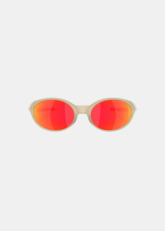 Vue de face des lunettes de soleil Oakley Eyejacket Redux montrant la monture ovale beige et les verres polarisés Prizm Ruby.