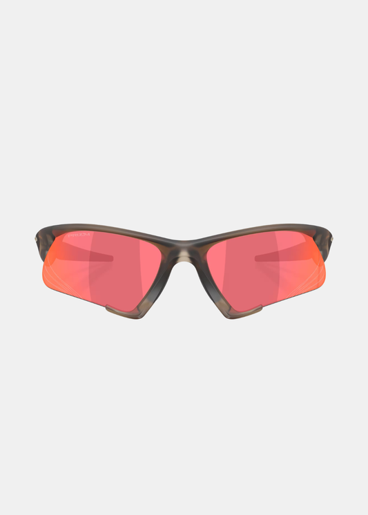 Vue de face des lunettes de soleil Oakley Suture Jacket montrant la monture en O Matter brun translucide et les verres Prizm Trail Torch.