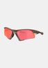 Vue de trois-quarts des lunettes de soleil Oakley Suture Jacket avec monture brun translucide mat et verres rose/rouge Prizm Trail Torch.
