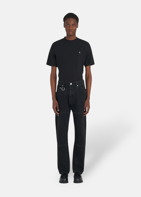 photo d'un mannequin et de son outfit noir avec le Jean noir études studio 