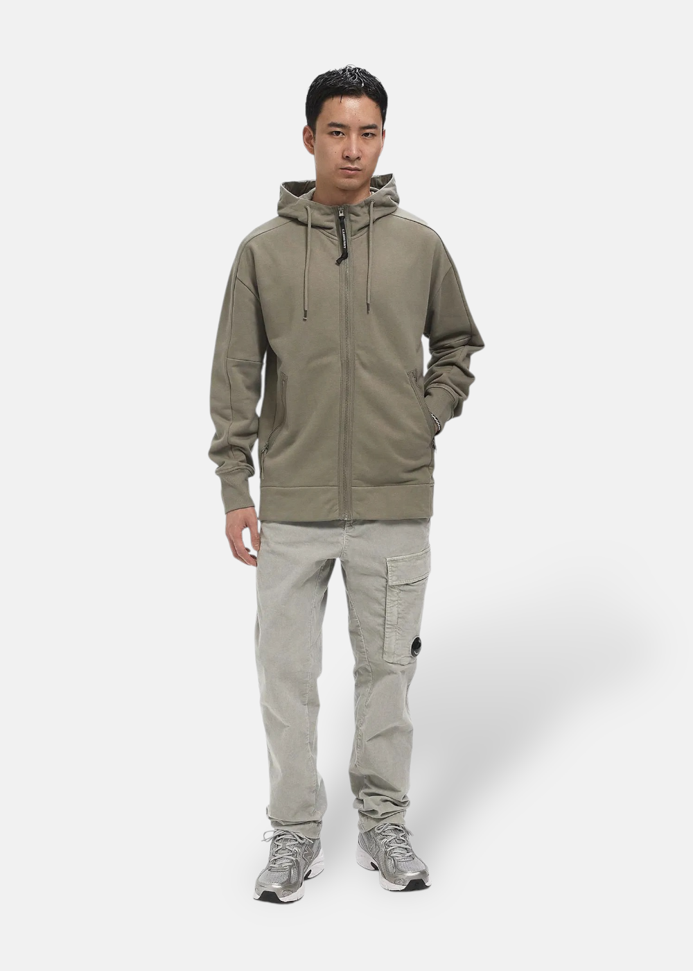 mannequin debout portant un sweat capuche cp company goggle fallen rock et un pantalon cargo cp company en velours