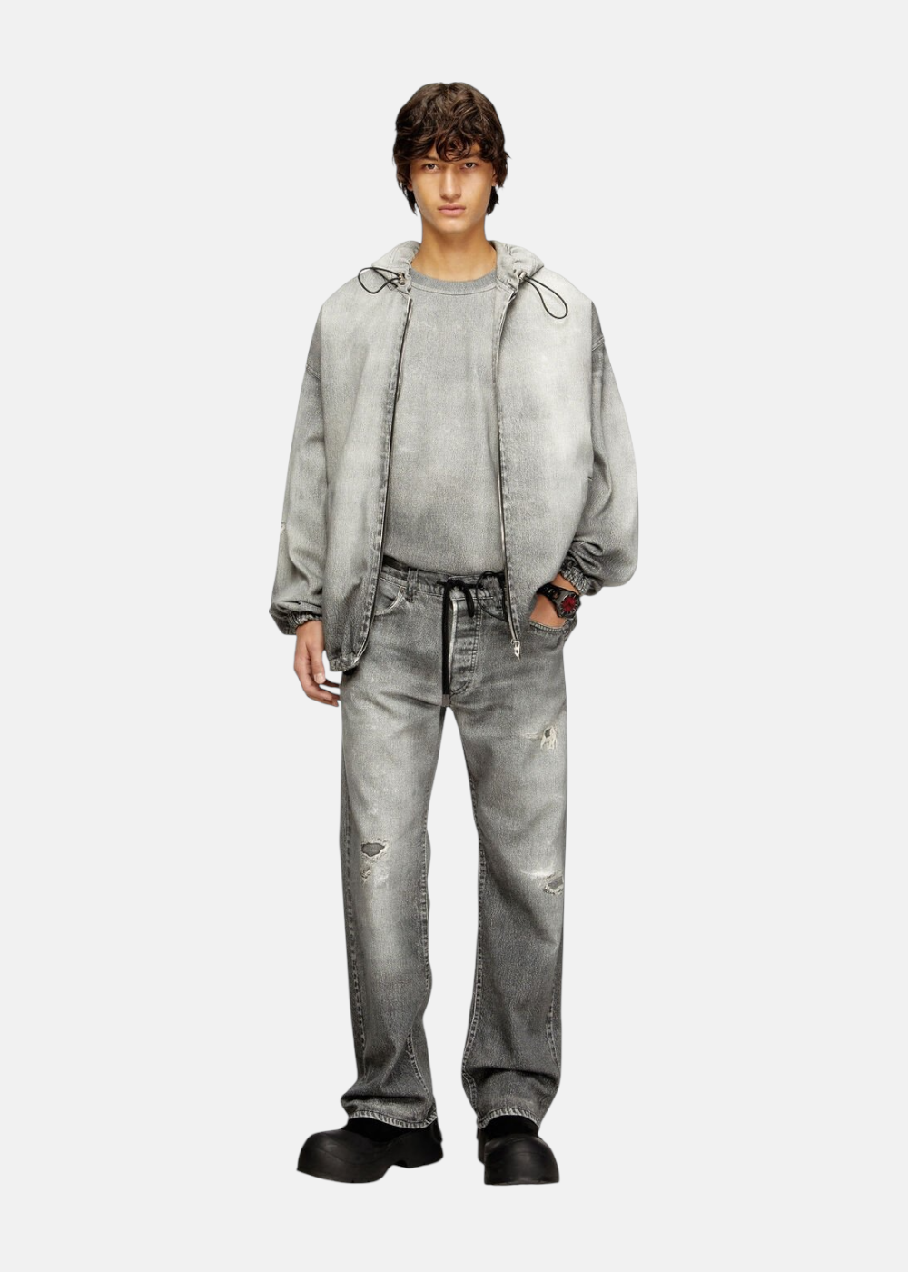 photo d'un mannequin portant le Diesel D-Rell JoggJeans - Gris Effet Trompe-l'œil. cette photo valorise la coupe droite du joggjean diesel