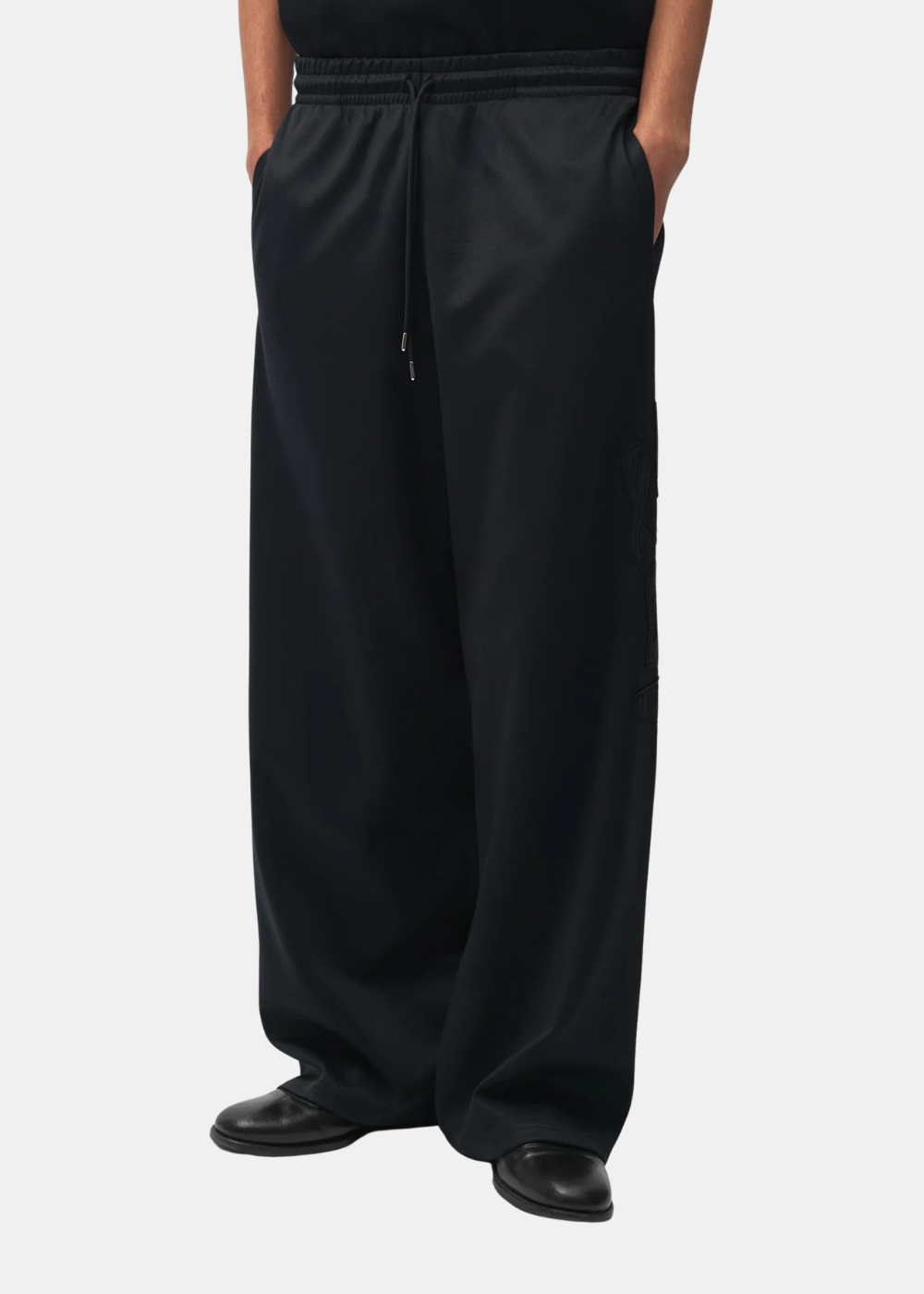 pantalon de jogging arte de face porté par un mannequin 