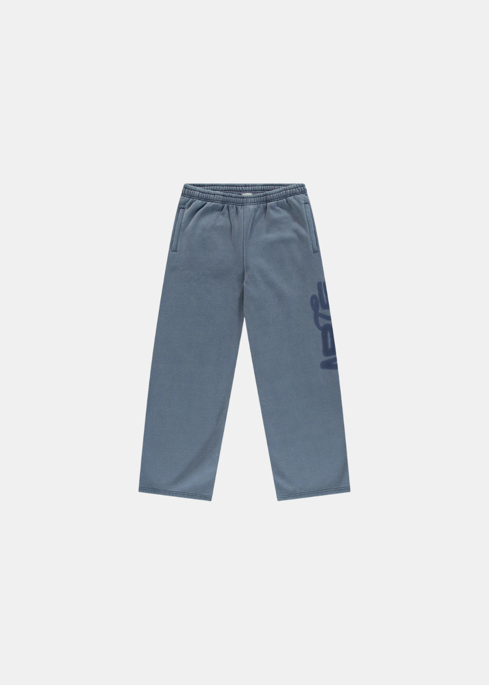 Packshot de face du pantalon de survêtement bleu délavé Arte Antwerp avec logo pochoir sur la jambe.