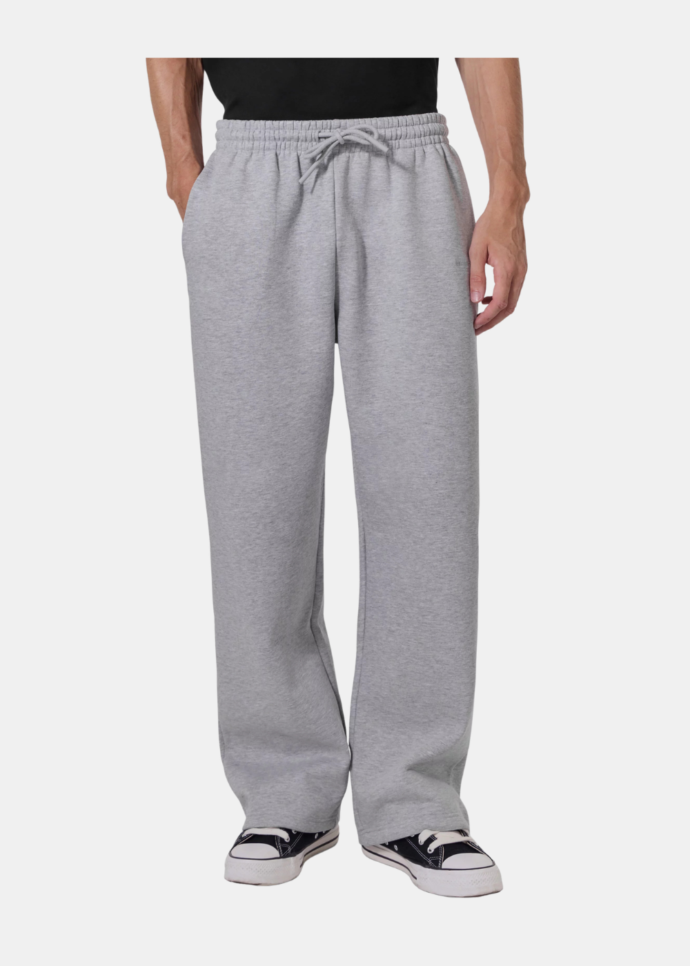 Mannequin homme portant le pantalon de jogging amples gris chiné Gertrude ROBBIEW avec des baskets.