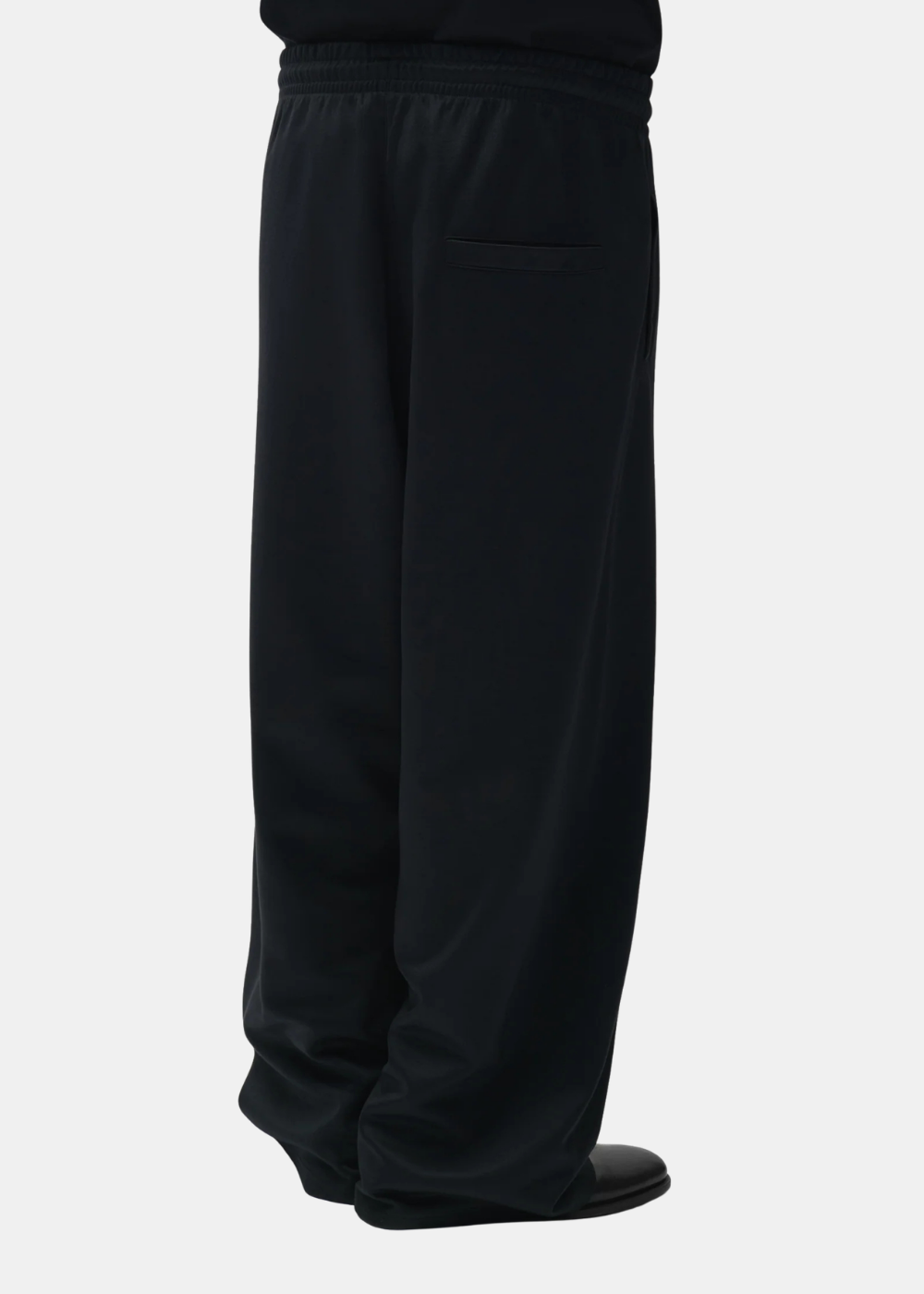 pantalon de jogging arte de dos porté par un mannequin 