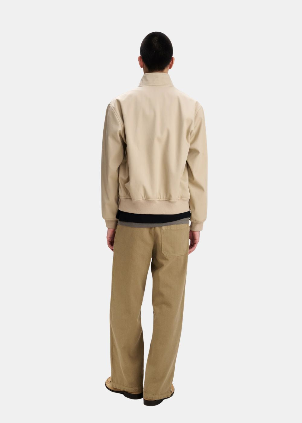 Vue de dos du pantalon Verlaine A.P.C. beige montrant la coupe droite ample et la poche plaquée arrière.