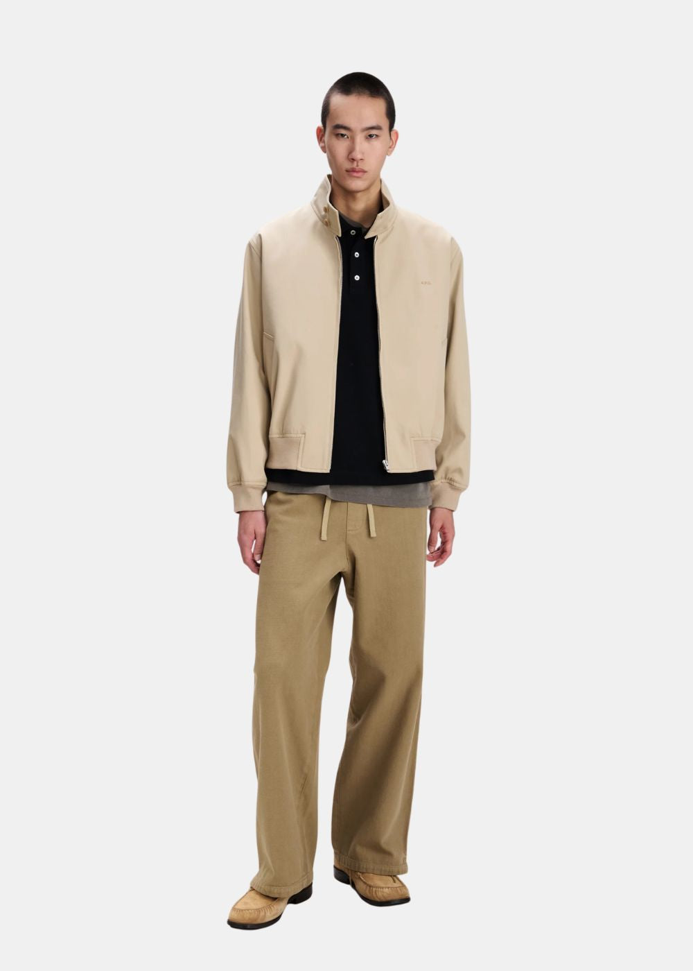 Tenue complète avec le pantalon beige Verlaine A.P.C., un blouson beige et des mocassins.