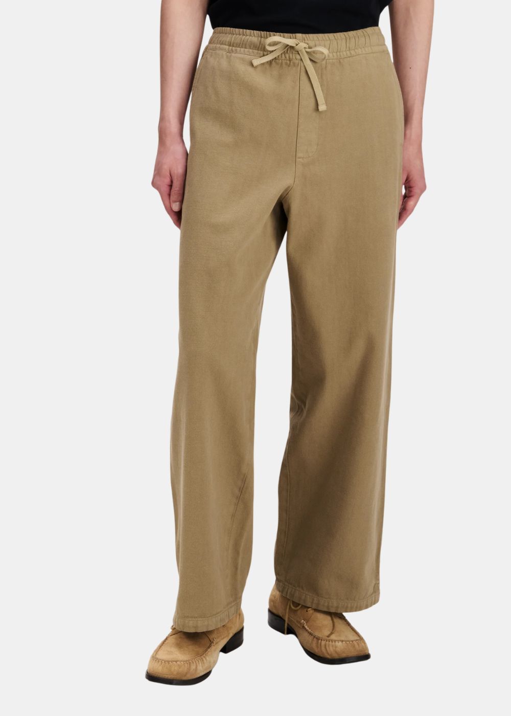 Gros plan porté sur la ceinture élastiquée, le cordon d'ajustement et la coupe fluide du pantalon Verlaine A.P.C.