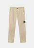 Pantalon Homme Stone Island beige effet old en coton Panama avec badge latéral, vue de face.