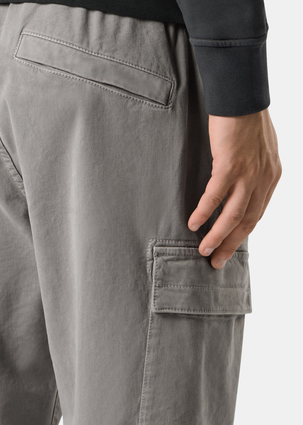 Gros plan sur la taille élastique et la poche arrière d'un pantalon cargo en broken twill gris Stone Island