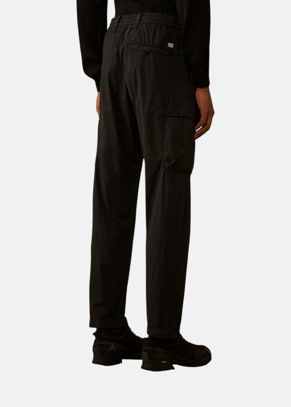Vue de dos du pantalon cargo noir en tissu 50 Fili porté, montrant la poche arrière et la coupe droite.