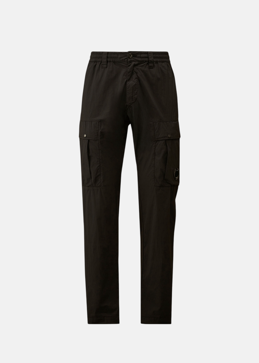 Pantalon cargo homme C.P. Company noir avec poches latérales et détail Lens, vue de face sur fond clair.