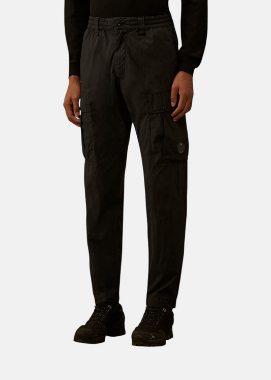 Pantalon cargo noir C.P. Company porté par un mannequin, mettant en avant les poches à soufflet et le tombé.