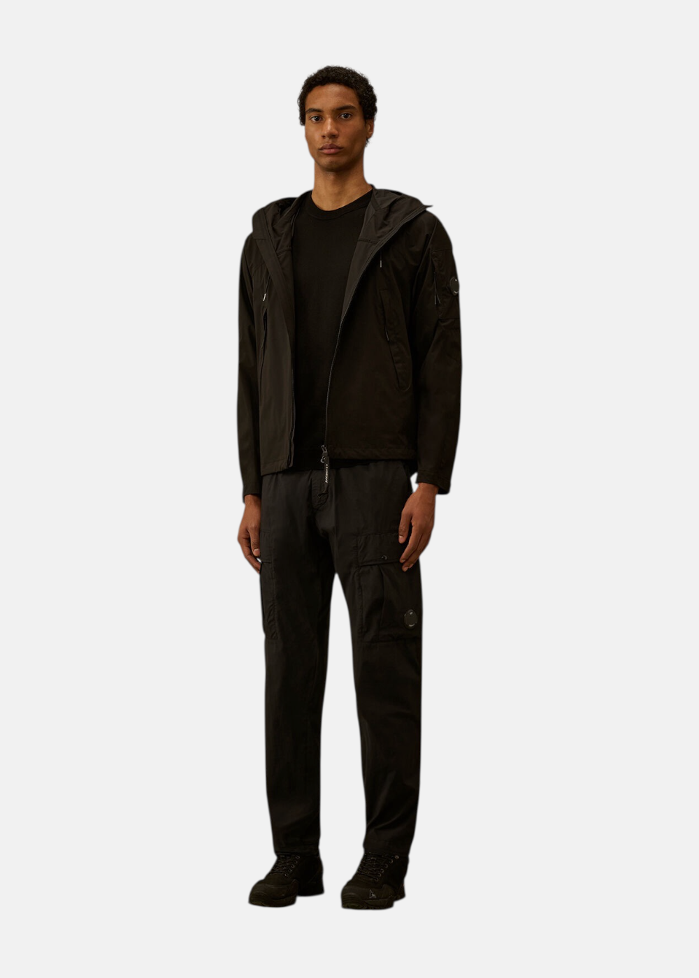 Tenue complète monochrome noire avec veste à capuche, t-shirt et pantalon cargo C.P. Company.