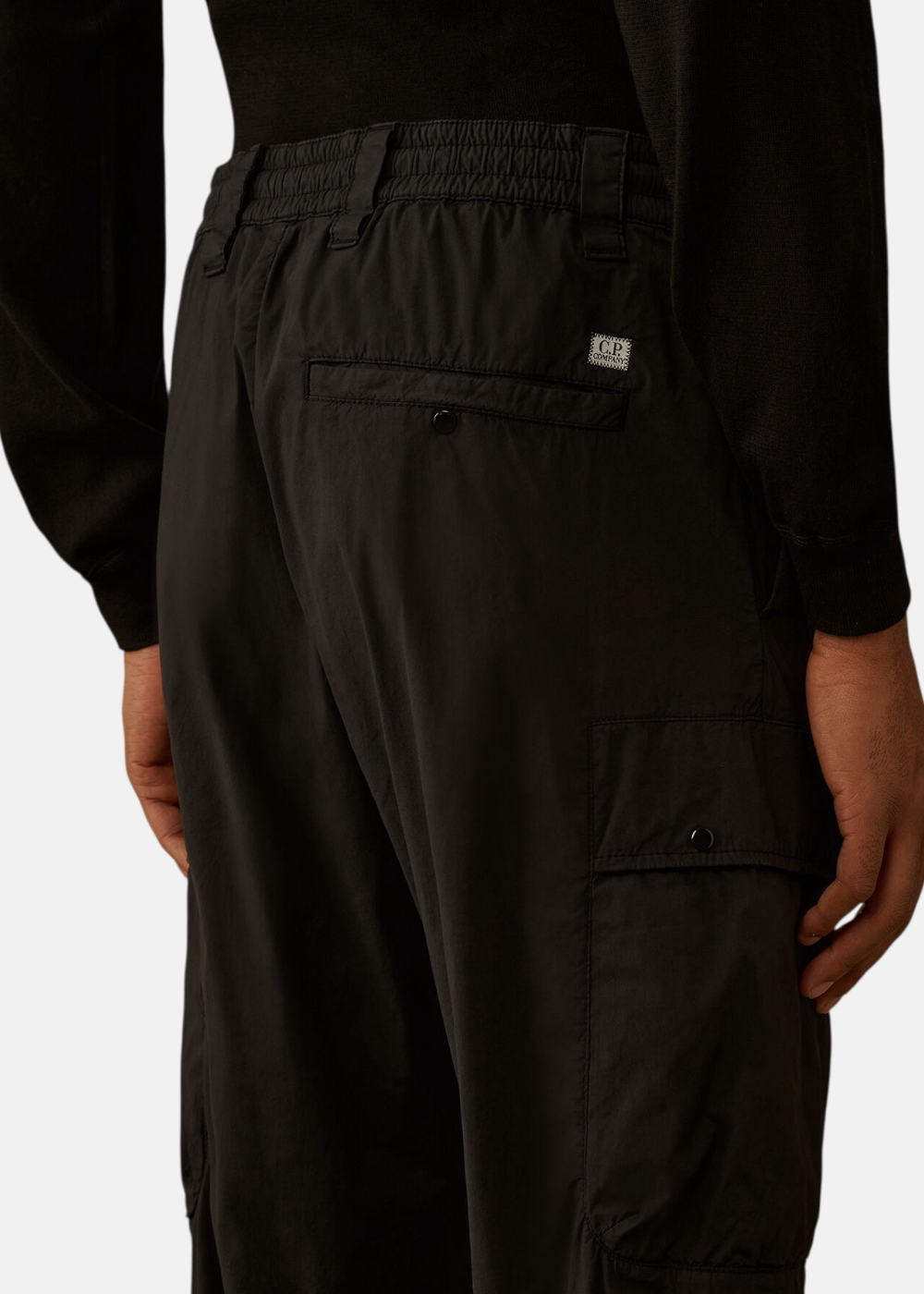 Gros plan sur la taille élastiquée et l'étiquette logo brodée à l'arrière du pantalon cargo 50 Fili noir.