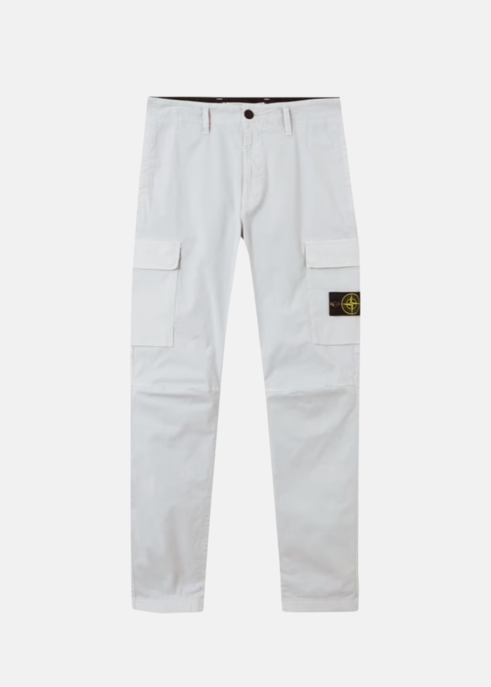 Packshot de face du pantalon cargo gris clair Stone Island avec ses poches à rabat et son badge latéral sur fond neutre.