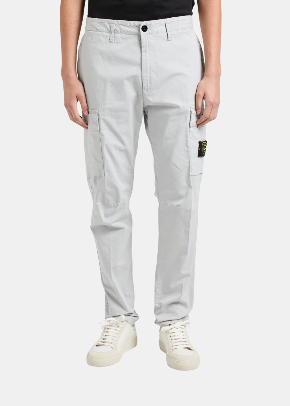 Vue de face d'un mannequin portant le pantalon cargo gris Stone Island avec des baskets blanches, montrant la coupe regular.
