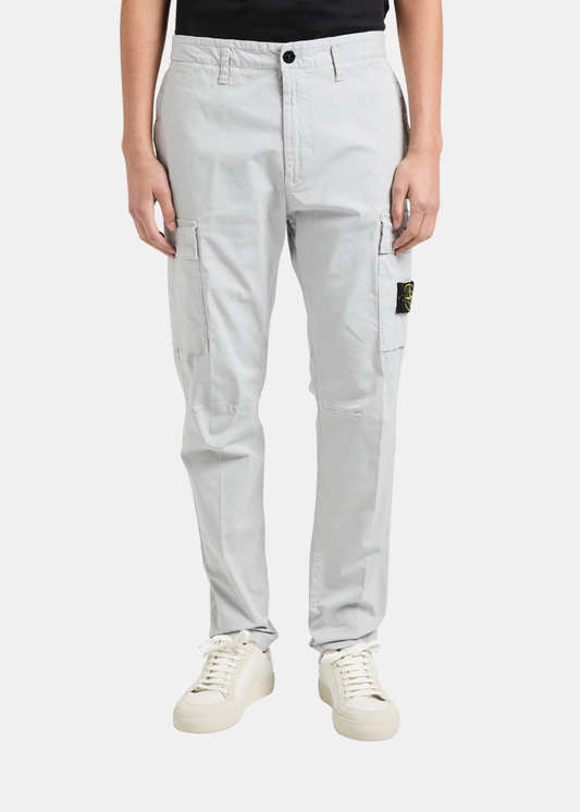Vue de face d'un mannequin portant le pantalon cargo gris Stone Island avec des baskets blanches, montrant la coupe regular.