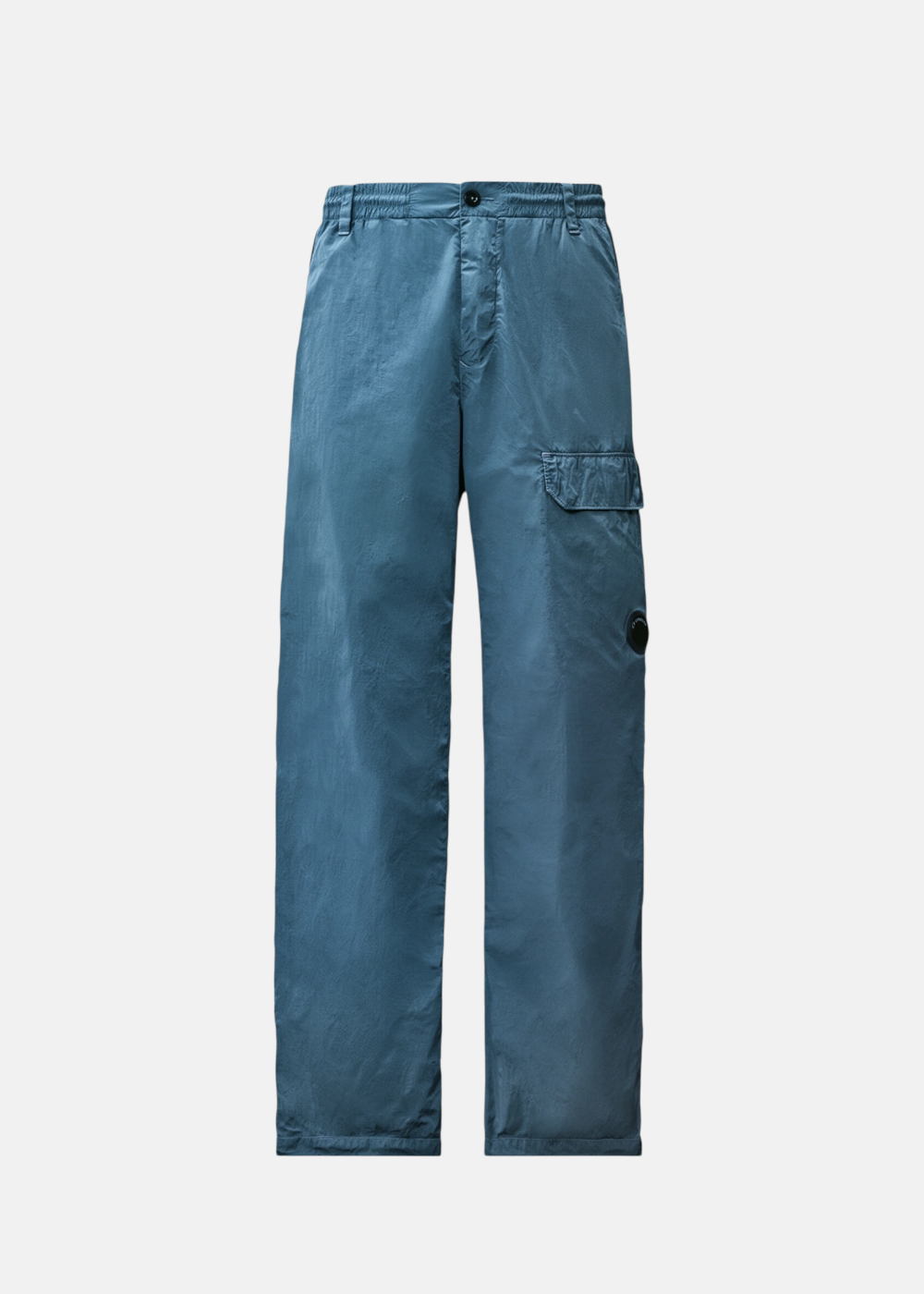 Pantalon cargo technique bleu orion pour homme posé à plat, vue de face doté d'une taille élastique avec passants de ceinture, d'une coupe droite, d'une poche cargo à rabat et du verre de lunette (Lens) signature C.P. Company sur la jambe gauche.