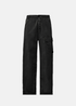 Pantalon cargo technique noir pour homme posé à plat, vue de face