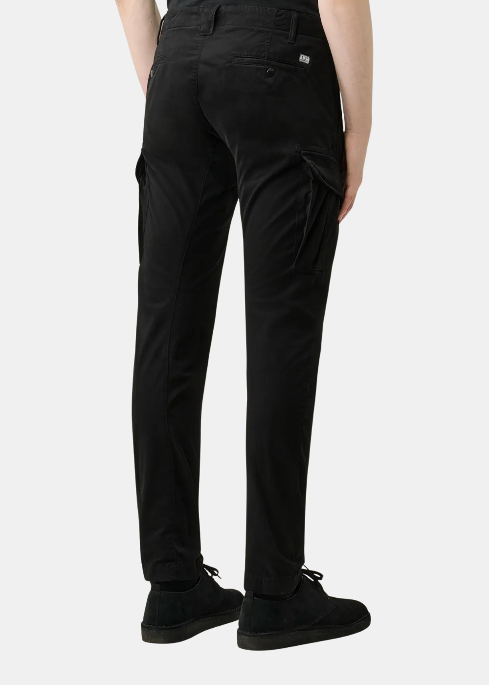 Vue de trois-quarts dos d un mannequin portant un pantalon cargo noir en satin de coton CP Company stretch avec poches à rabat latérales