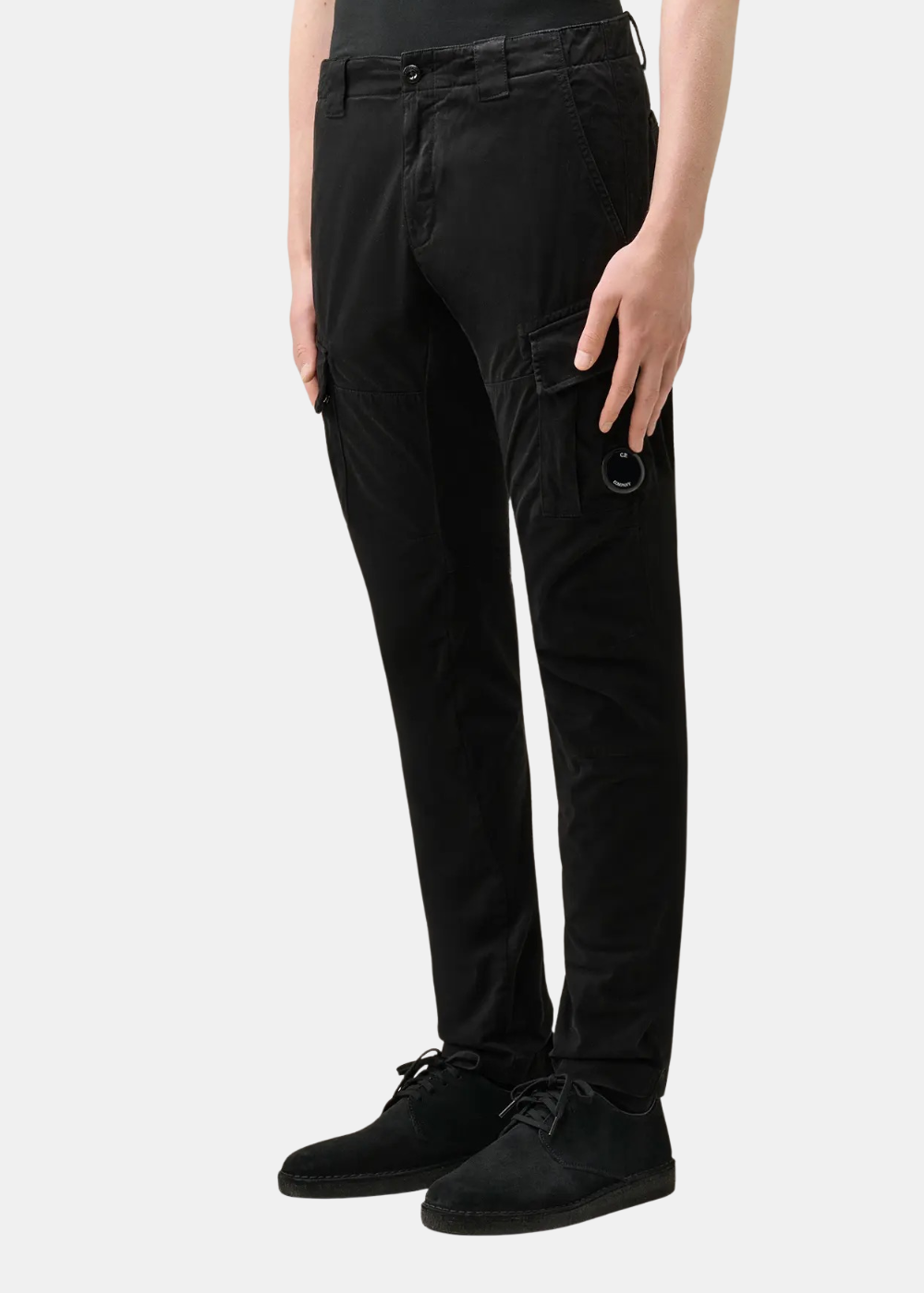 Vue de trois-quarts face d un mannequin portant un pantalon cargo noir en satin de coton CP Company stretch et des chaussures noires