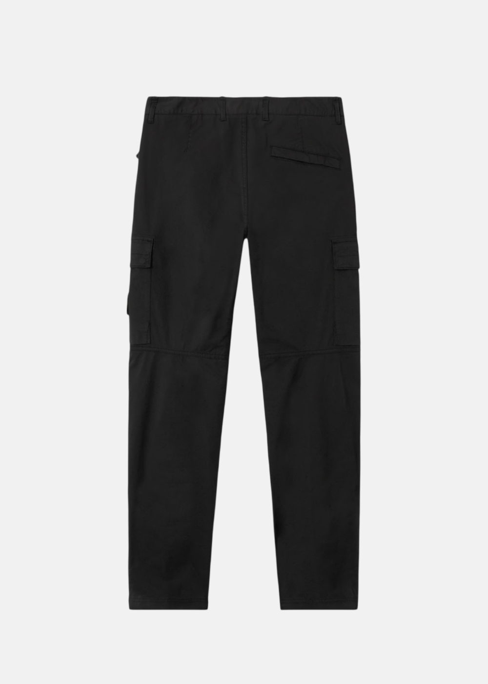 Packshot de dos d'un pantalon cargo noir Stone Island avec une poche arrière passepoilée et rabats latéraux.