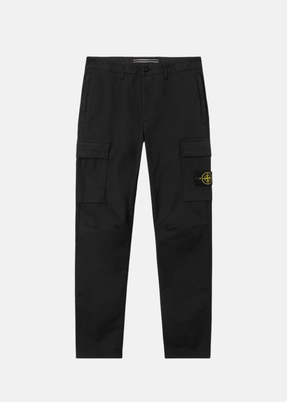 Packshot de face d'un pantalon cargo noir Stone Island avec poches latérales et badge boussole sur la cuisse gauche.