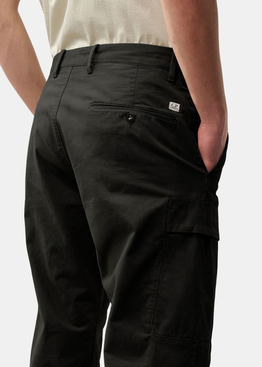 Gros plan sur la partie supérieure arrière du pantalon C.P. Company noir avec poche boutonnière et étiquette logo