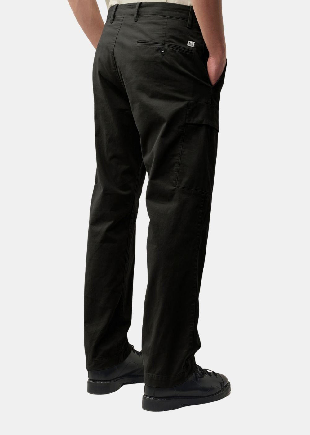 Vue de dos portée du pantalon cargo C.P. Company noir avec étiquette de la marque à la taille
