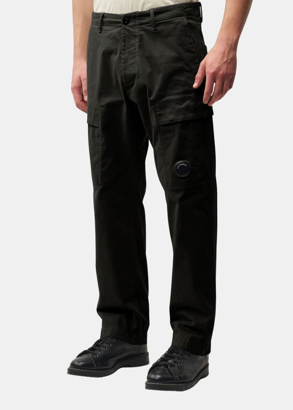 Vue de face portée du pantalon cargo noir C.P. Company stretch avec détail de la lente en la bolsa lateral
