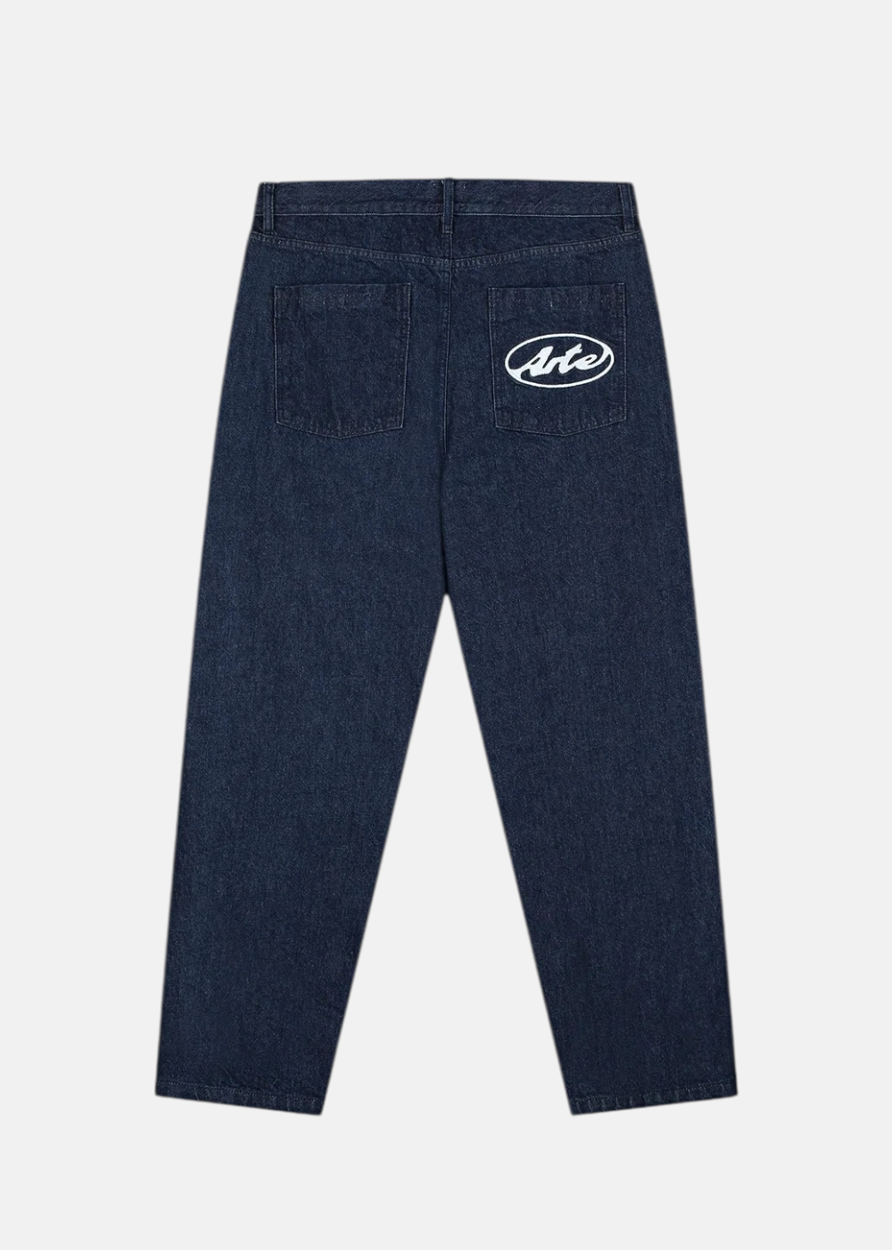 Pantalon en jean denim brut foncé Arte Antwerp avec logo circulaire blanc brodé sur la poche arrière, vue de dos.