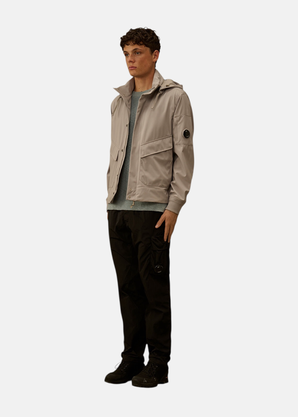 Gros plan sur la taille ajustable et les passants de ceinture du pantalon cargo noir porté.